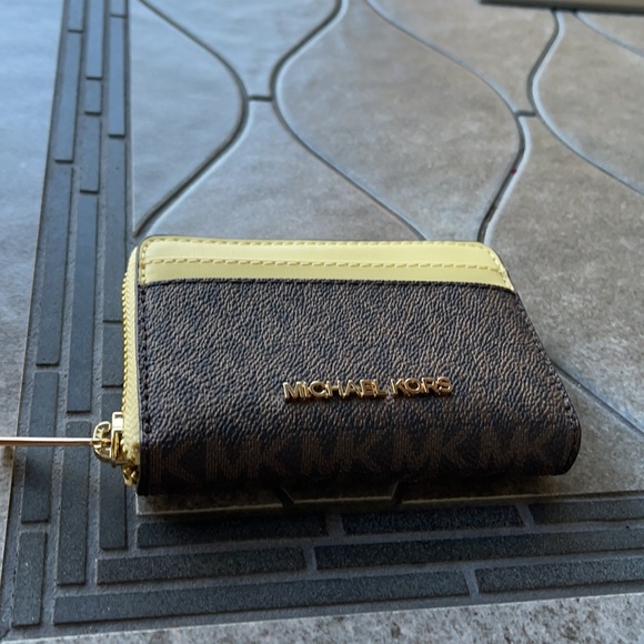 Michael Kors Medium Zip Around Card Case - Picture 3 of 16